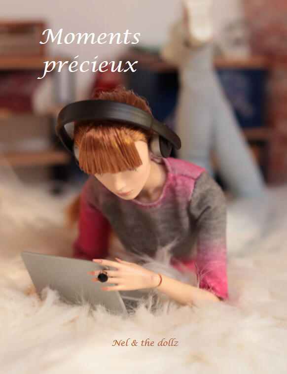 Couverture du livre photo Moments précieux montrant une poupée assise sur un tapis doux, portant un casque audio et regardant l’écran de son ordinateur portable dans une atmosphère intime