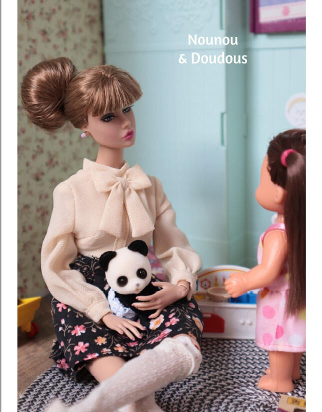 page extraite du livre photo Moments précieux montrant une poupée Poppy Parker dans un tendre moment de soin d'enfant avec un jouet en peluche dans une atmosphère chaleureuse et réconfortante